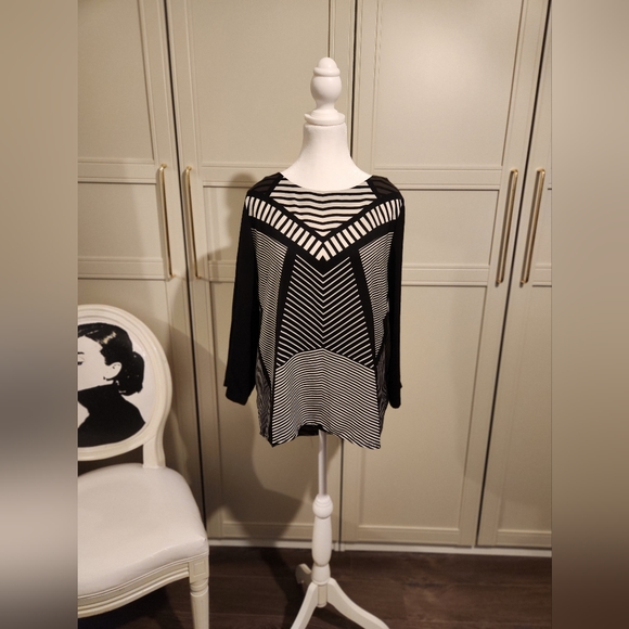 Geometric Design Black and White Blouse - Picture 2 of 6